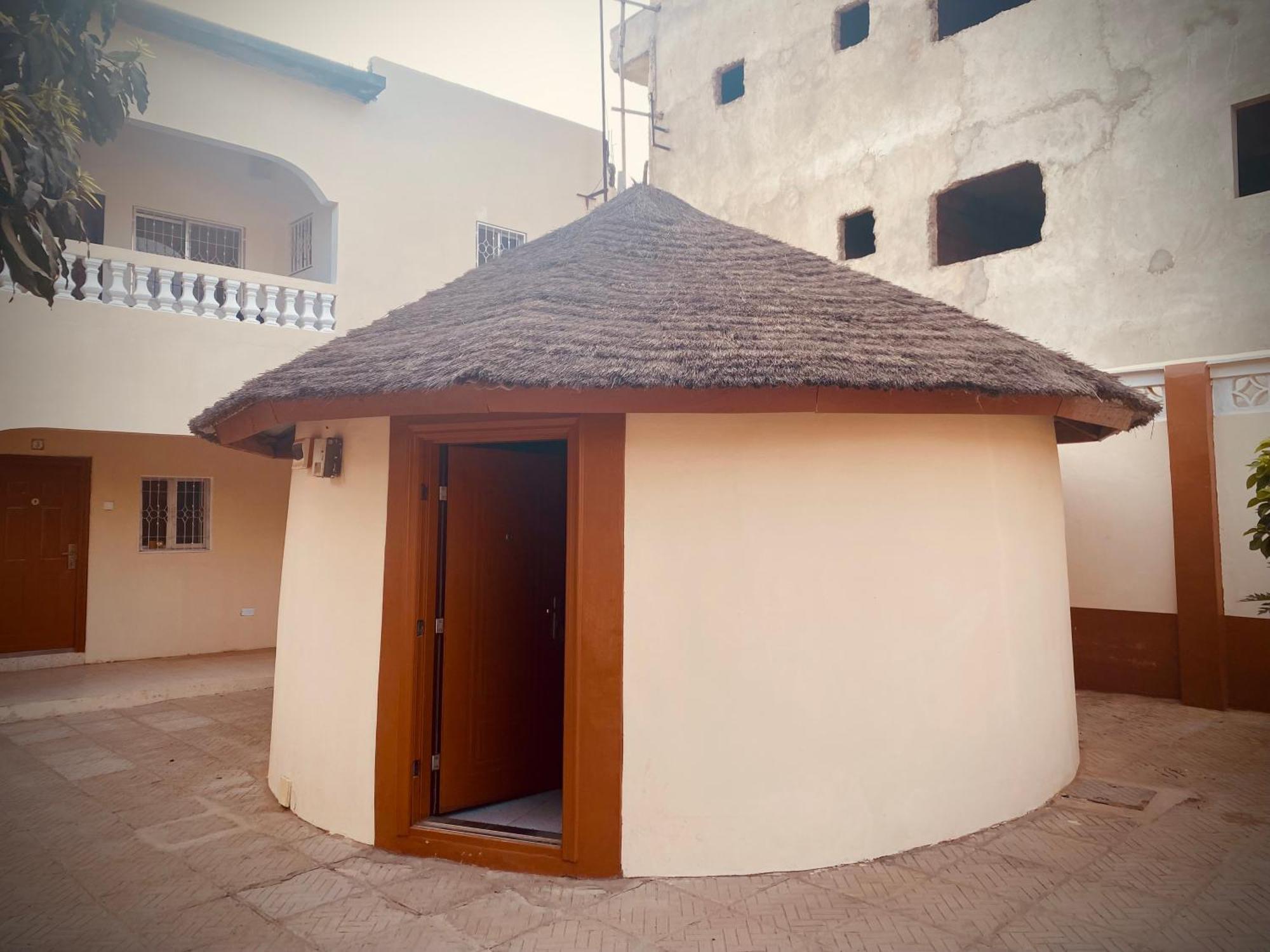 Dabo House Hotel Brufut Exterior photo