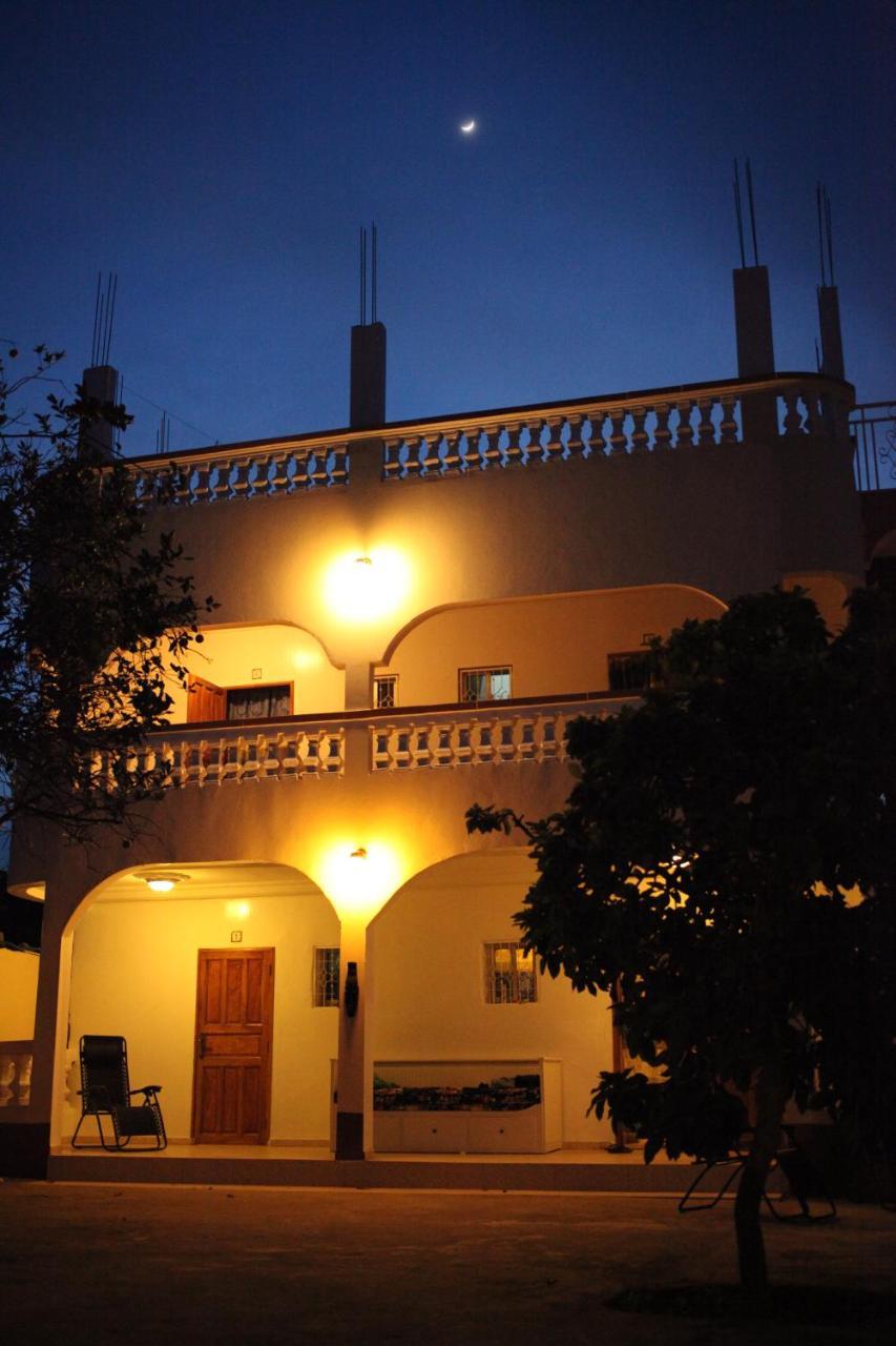 Dabo House Hotel Brufut Exterior photo